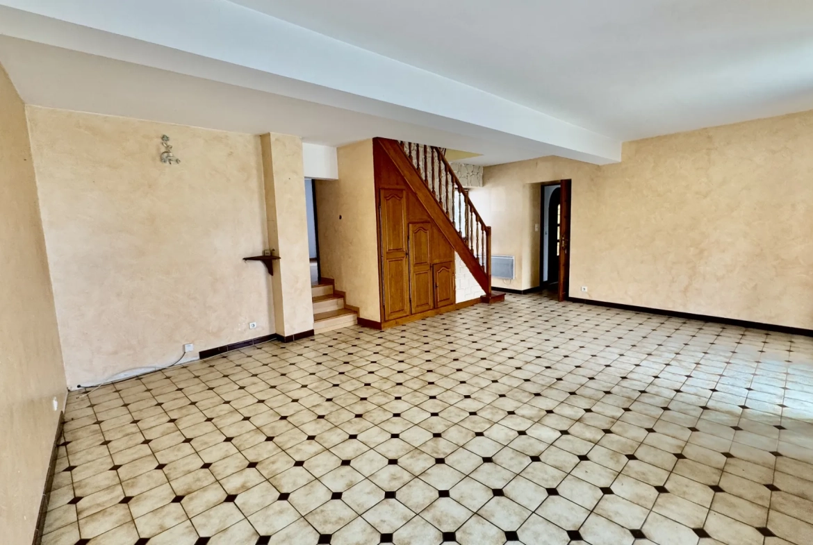 Maison à Issou de 120 m² avec jardin, garage et grand potentiel - Vente immobilière en Île-de-France 