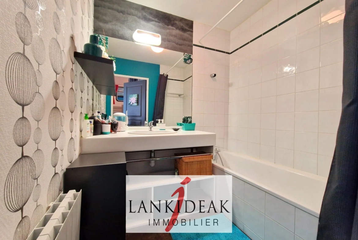Appartement T2 bis de 48 m² avec terrasse et piscine à Bassussarry 