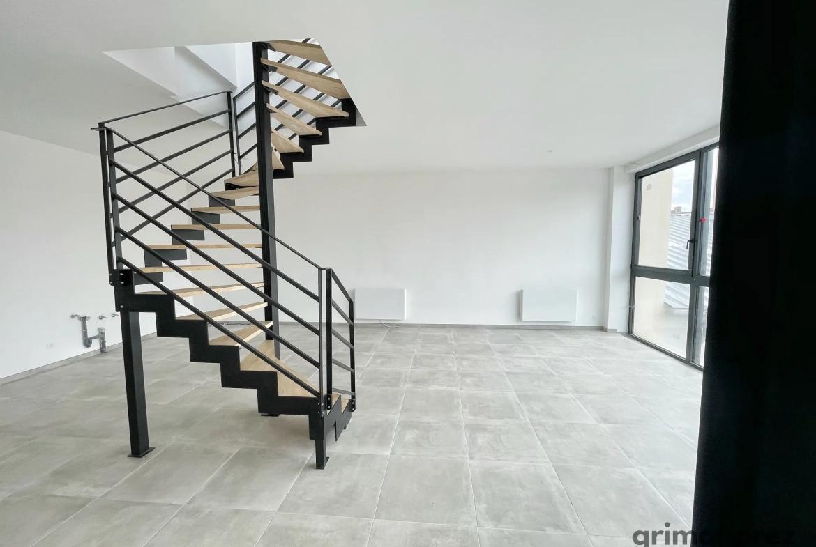 Loft exclusif de 148 m² avec rooftop à Roubaix, 3 chambres et stationnement privé 