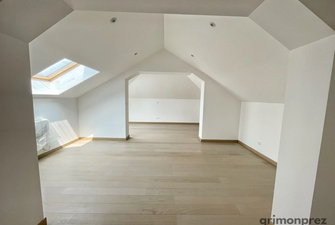 Loft exclusif de 148 m² avec rooftop à Roubaix, 3 chambres et stationnement privé 