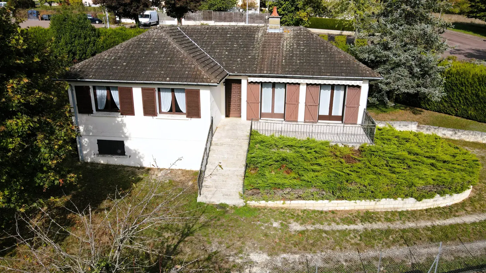 À vendre pavillon indépendant de 100 m² à Clamecy avec garage et terrasse en Bourgogne 