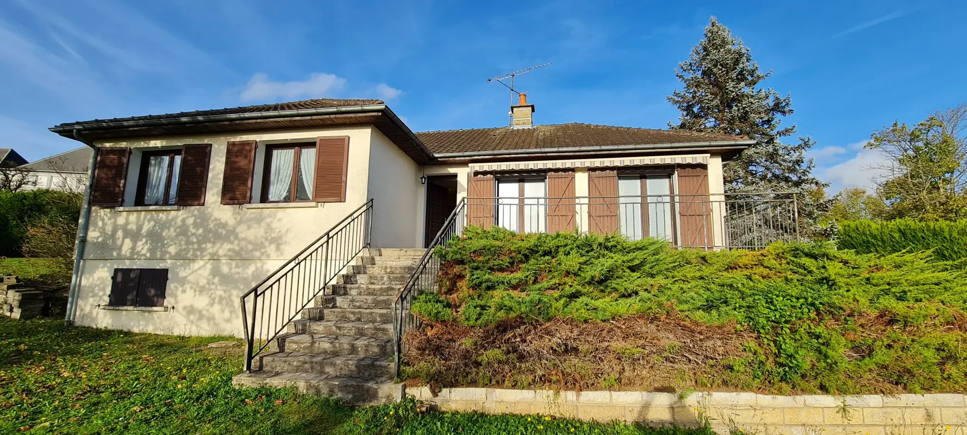 À vendre pavillon indépendant de 100 m² à Clamecy avec garage et terrasse en Bourgogne 