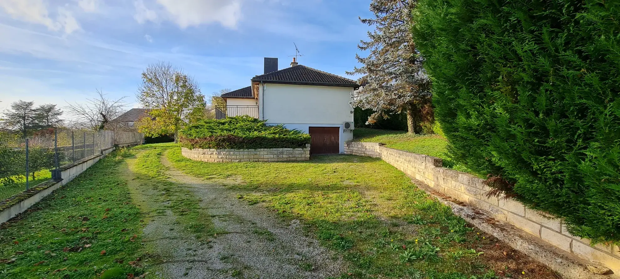 À vendre pavillon indépendant de 100 m² à Clamecy avec garage et terrasse en Bourgogne 