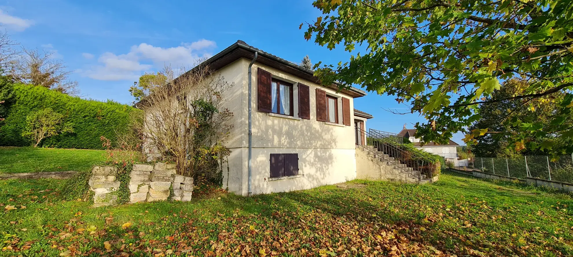À vendre pavillon indépendant de 100 m² à Clamecy avec garage et terrasse en Bourgogne 