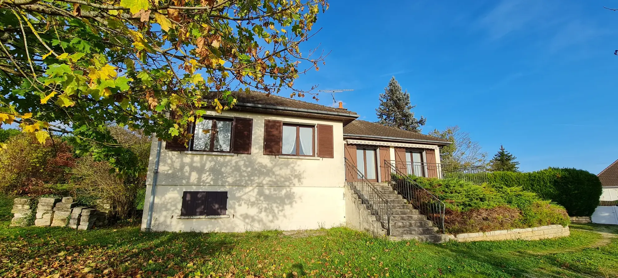 À vendre pavillon indépendant de 100 m² à Clamecy avec garage et terrasse en Bourgogne 