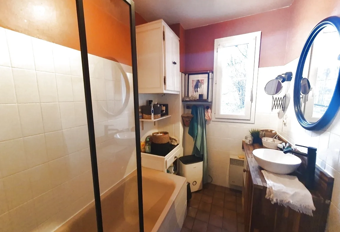 Maison familiale avec 5 chambres, grande terrasse et terrain proche centre Argentrat 