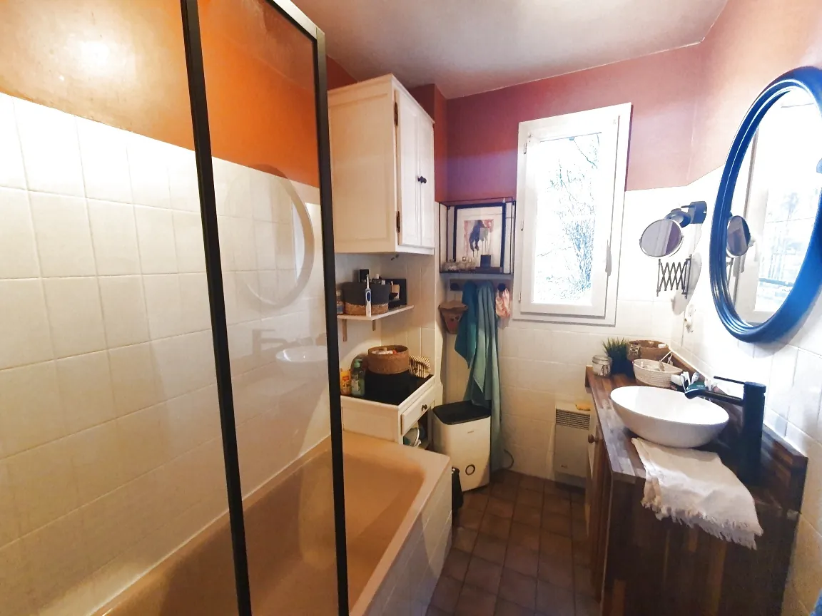 Maison familiale avec 5 chambres, grande terrasse et terrain proche centre Argentrat 
