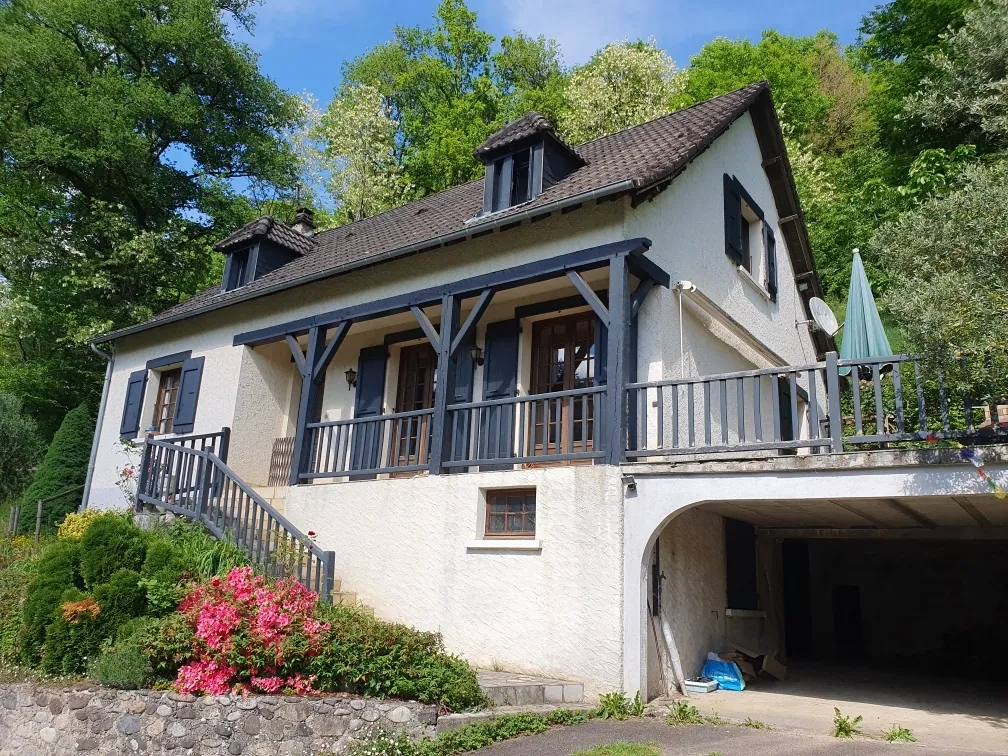 Maison familiale avec 5 chambres, grande terrasse et terrain proche centre Argentrat 