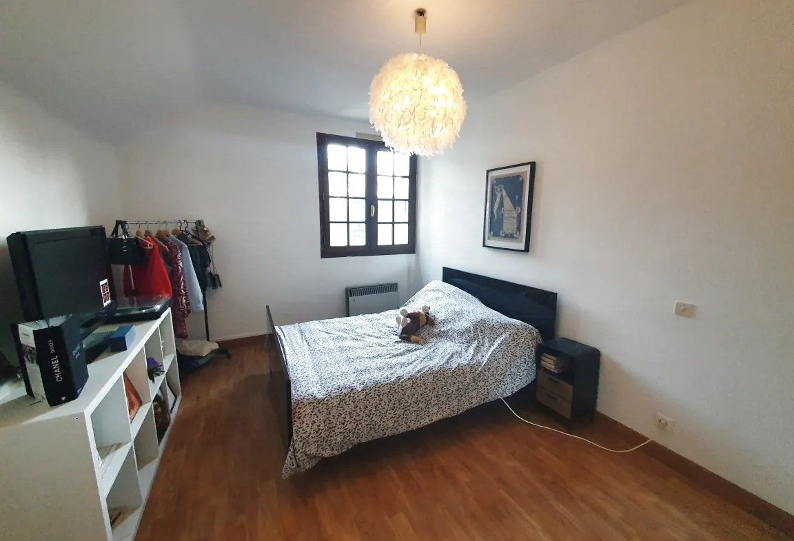 Maison familiale avec 5 chambres, grande terrasse et terrain proche centre Argentrat 