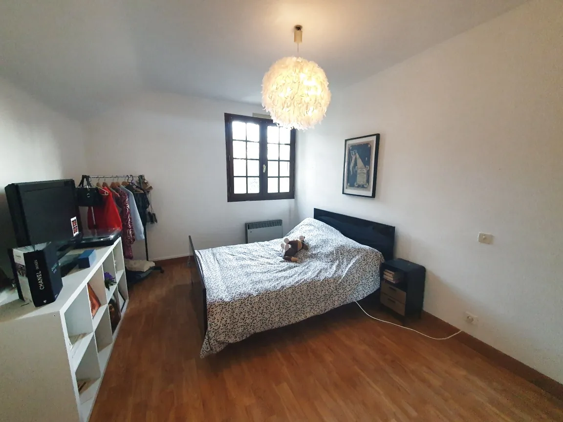 Maison familiale avec 5 chambres, grande terrasse et terrain proche centre Argentrat 