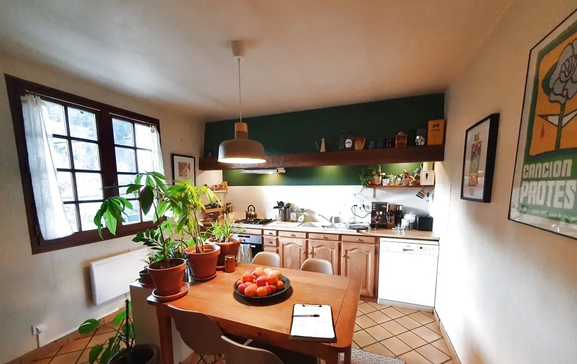 Maison familiale avec 5 chambres, grande terrasse et terrain proche centre Argentrat 
