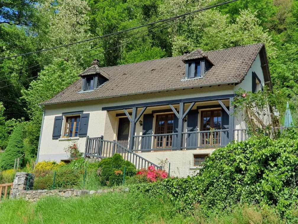 Maison familiale avec 5 chambres, grande terrasse et terrain proche centre Argentrat 