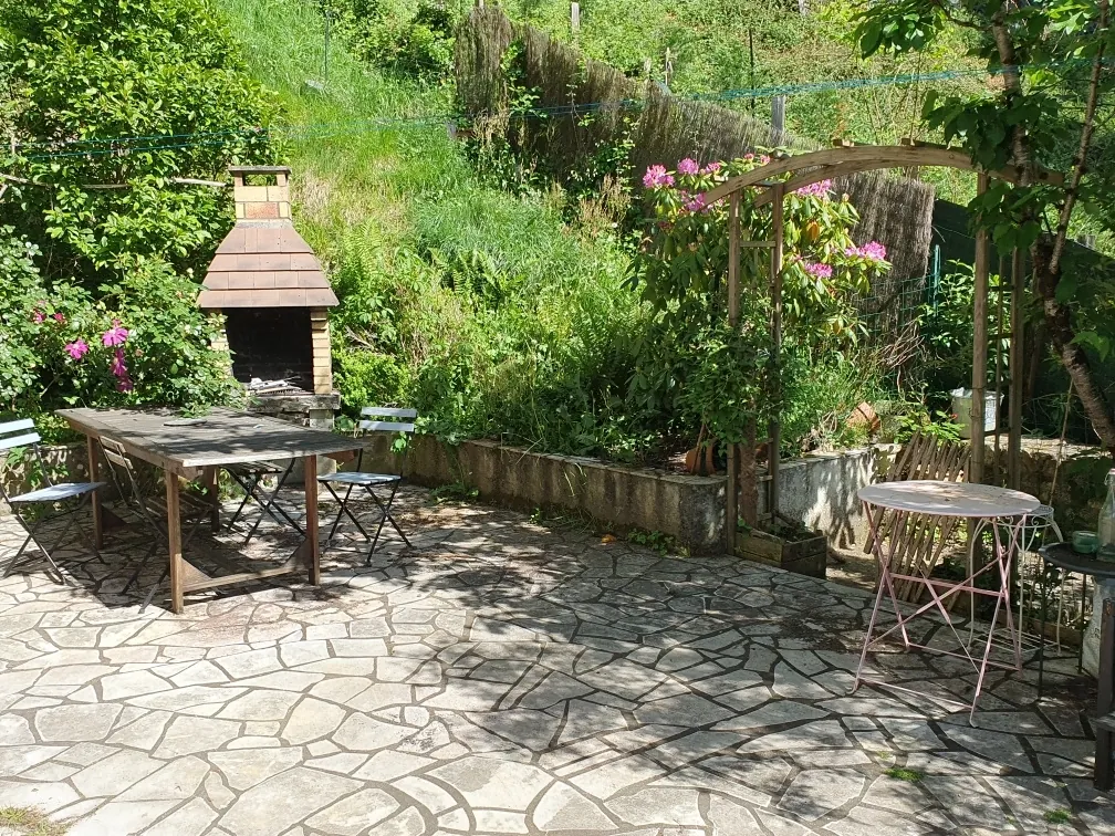 Maison familiale avec 5 chambres, grande terrasse et terrain proche centre Argentrat 
