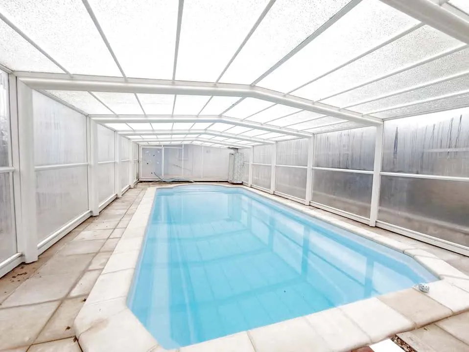 Magnifique propriété avec deux maisons, dépendances et piscine chauffée près de Nevers 