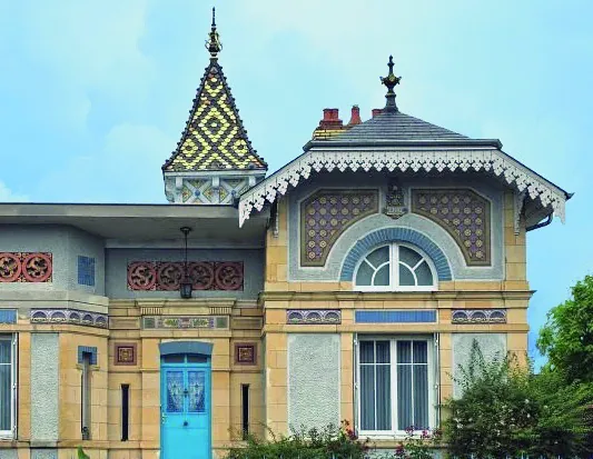 Magnifique propriété avec deux maisons, dépendances et piscine chauffée près de Nevers 