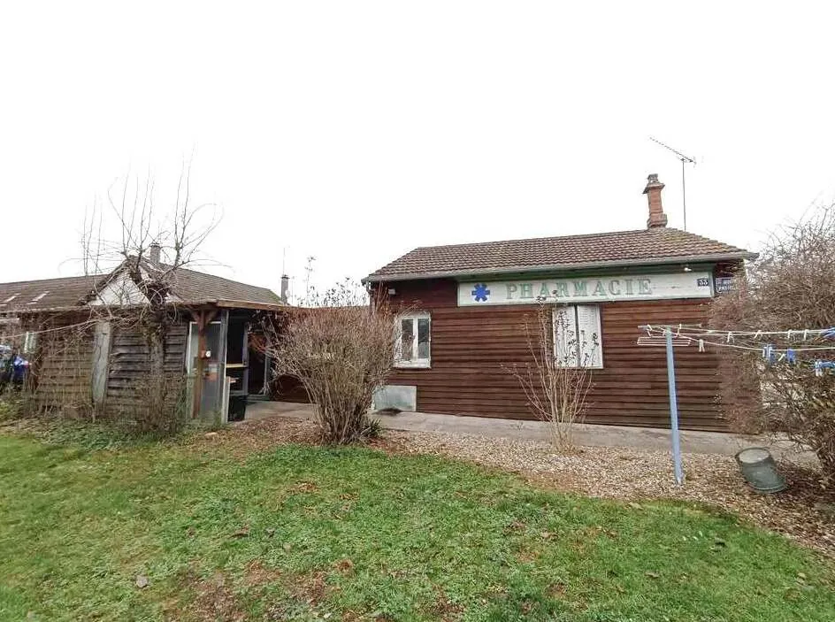 Magnifique propriété avec deux maisons, dépendances et piscine chauffée près de Nevers 