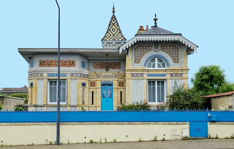 Magnifique propriété avec deux maisons, dépendances et piscine chauffée près de Nevers 