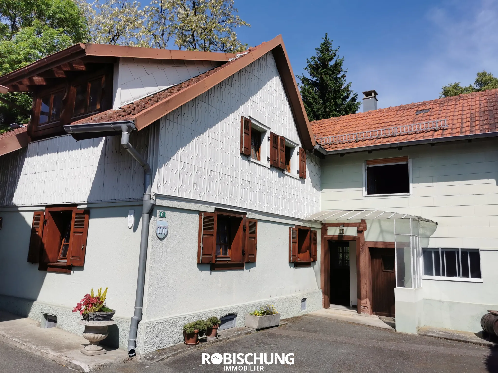 Maison de 166 m² à Manspach avec double logement et dépendance 