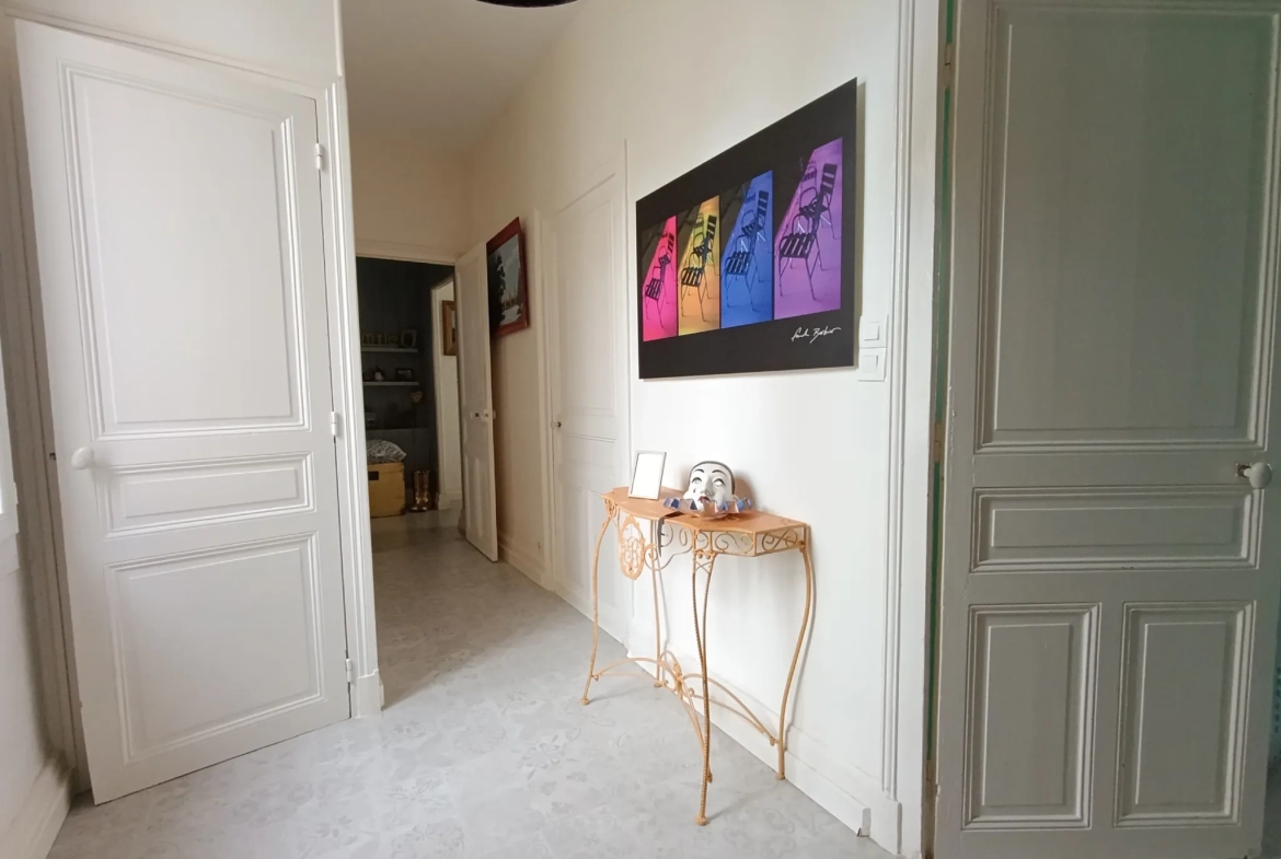 Maison de ville à Vichy avec terrasse et 3 chambres, proche centre commercial 