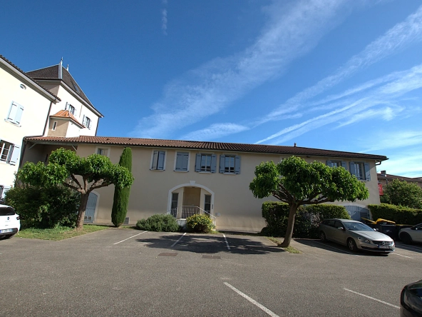 Investissez dans un duplex T2 de 62,72 m² à Jassans Riottier, résidence avec stationnement privé