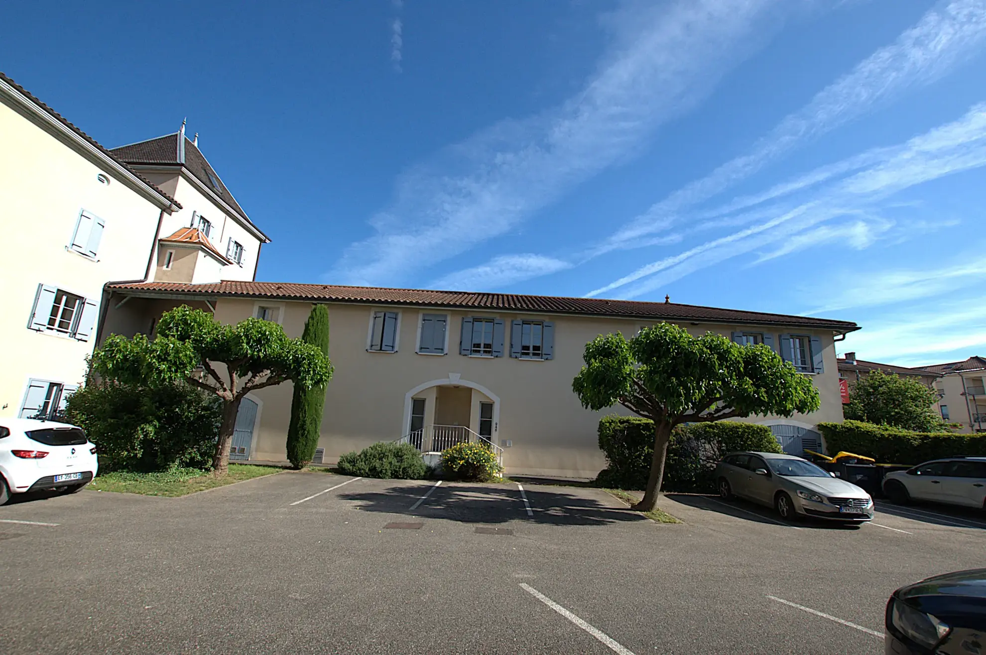 Investissez dans un duplex T2 de 62,72 m² à Jassans Riottier, résidence avec stationnement privé 
