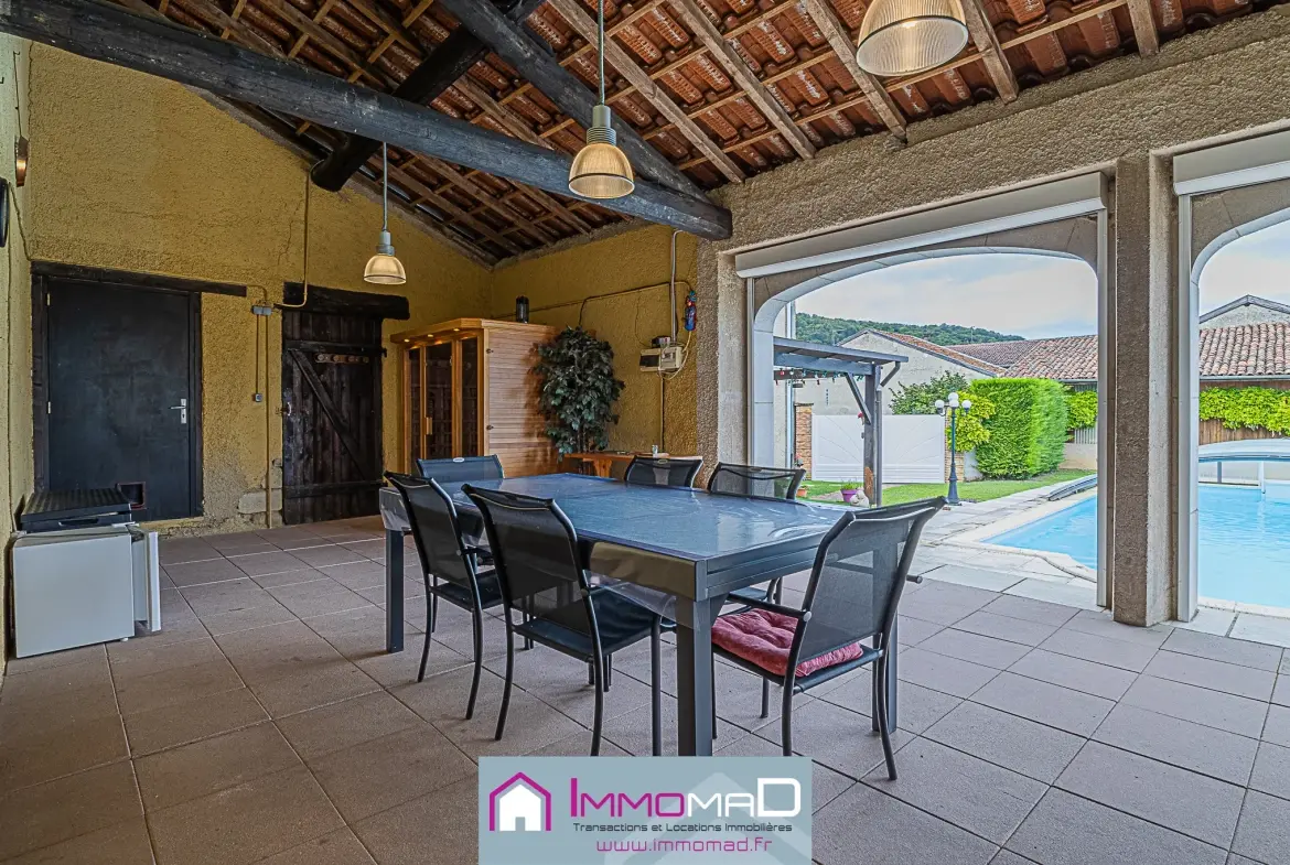 Maison spacieuse de 251 m² avec piscine, tennis et jardin à Thillot 