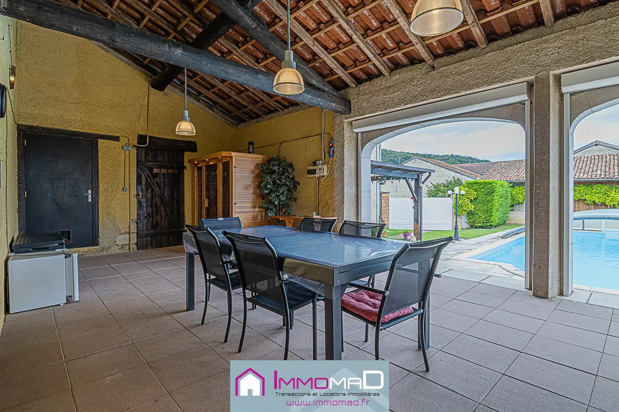 Maison spacieuse de 251 m² avec piscine, tennis et jardin à Thillot 
