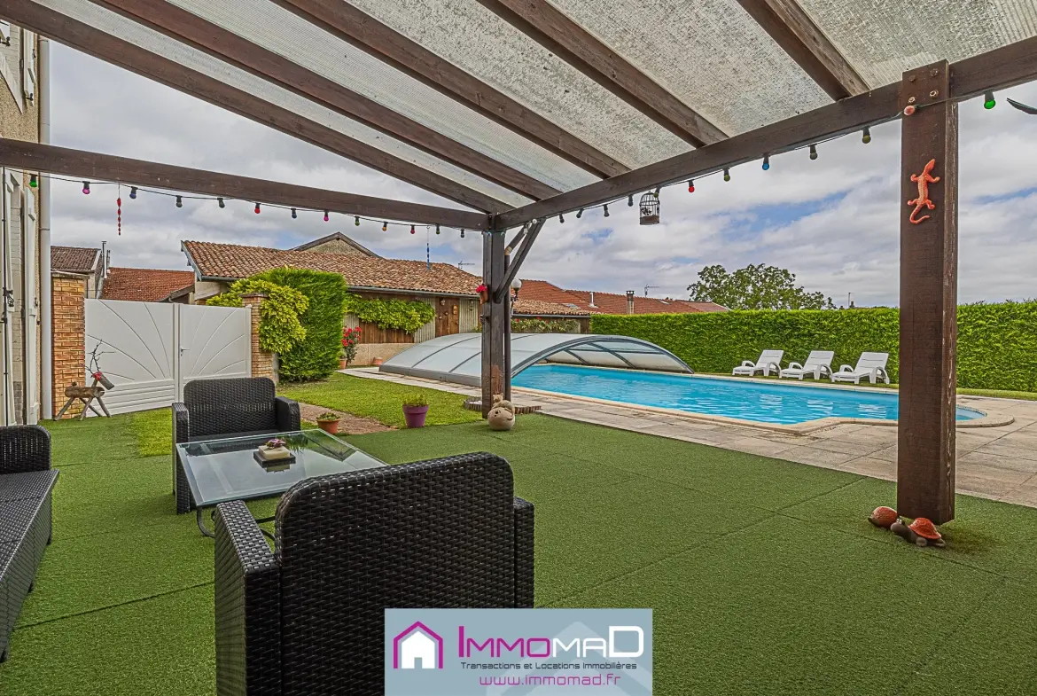 Maison spacieuse de 251 m² avec piscine, tennis et jardin à Thillot 