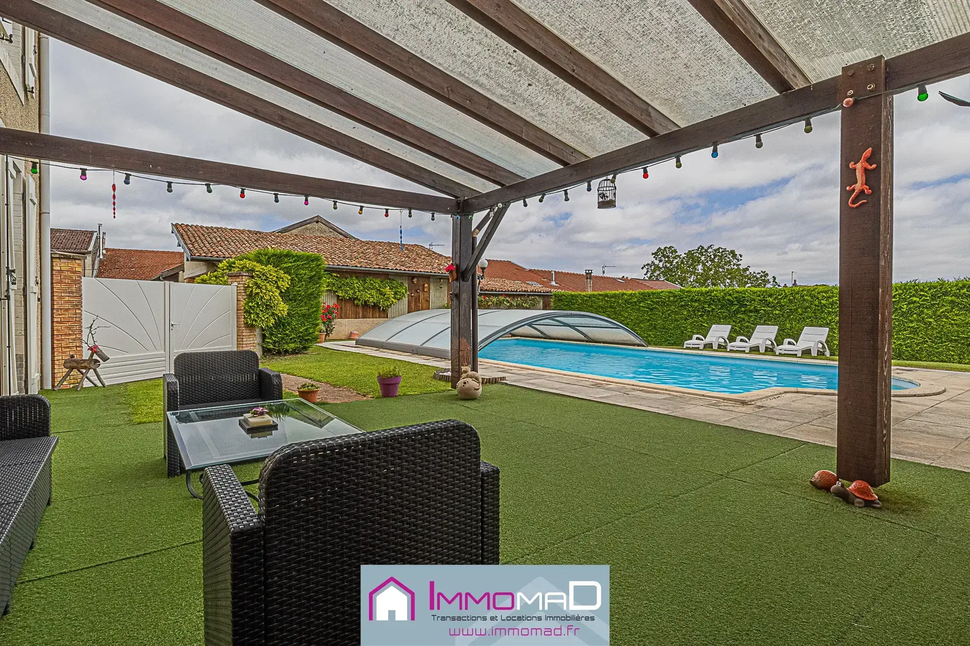 Maison spacieuse de 251 m² avec piscine, tennis et jardin à Thillot 