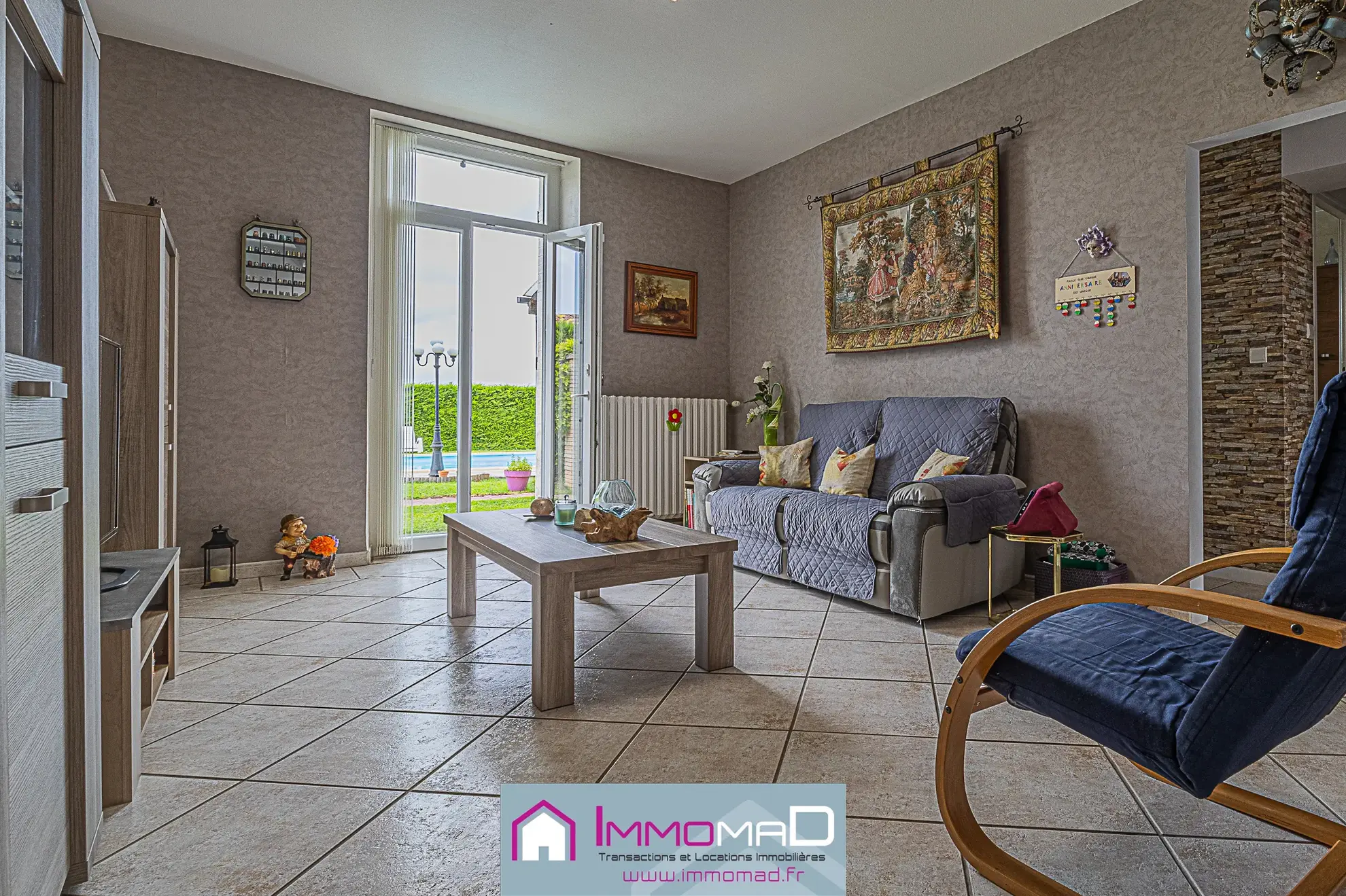 Maison spacieuse de 251 m² avec piscine, tennis et jardin à Thillot 