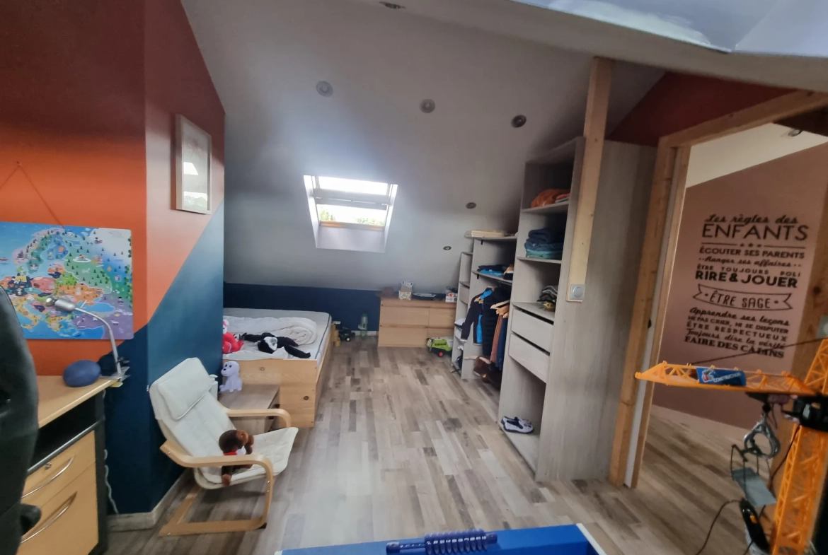 Maison de 90 m² avec grand terrain et double garage près de Le Mêle-Sur-Sarthe 