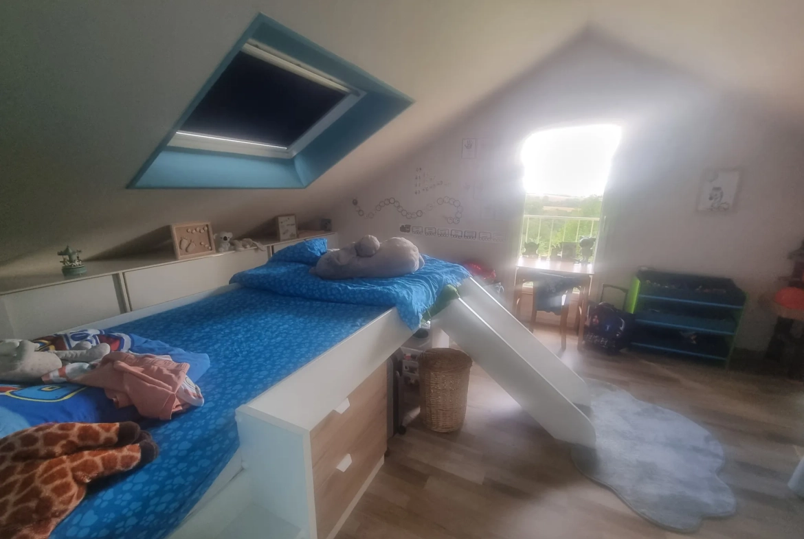 Maison de 90 m² avec grand terrain et double garage près de Le Mêle-Sur-Sarthe 