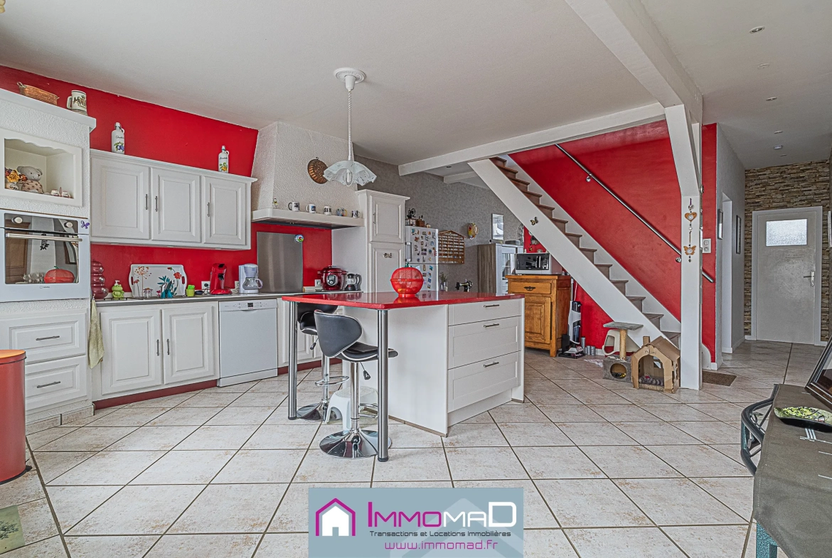 Maison spacieuse de 251 m² avec piscine, tennis et jardin à Thillot 