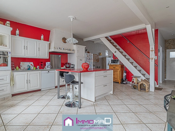 Maison spacieuse de 251 m² avec piscine, tennis et jardin à Thillot
