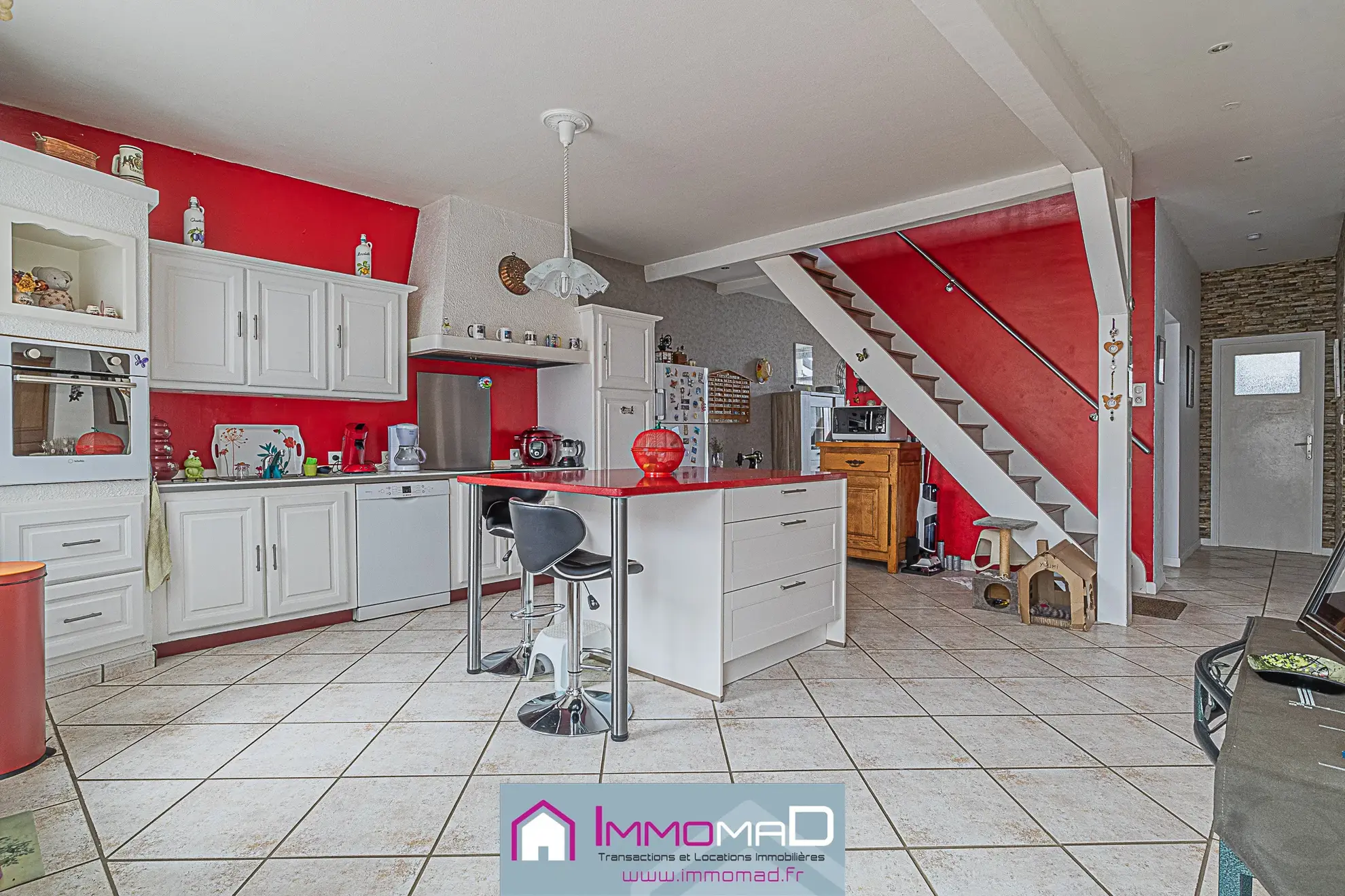 Maison spacieuse de 251 m² avec piscine, tennis et jardin à Thillot 