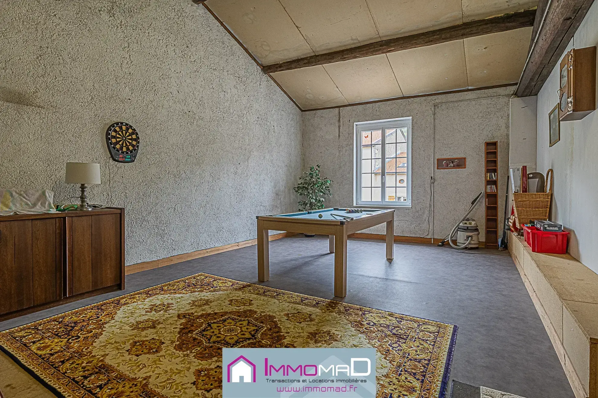Maison spacieuse de 251 m² avec piscine, tennis et jardin à Thillot 