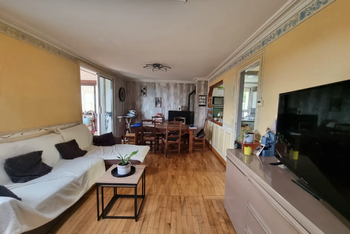 Maison de 90 m² avec grand terrain et double garage près de Le Mêle-Sur-Sarthe 
