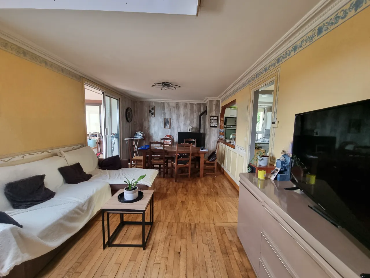Maison de 90 m² avec grand terrain et double garage près de Le Mêle-Sur-Sarthe 