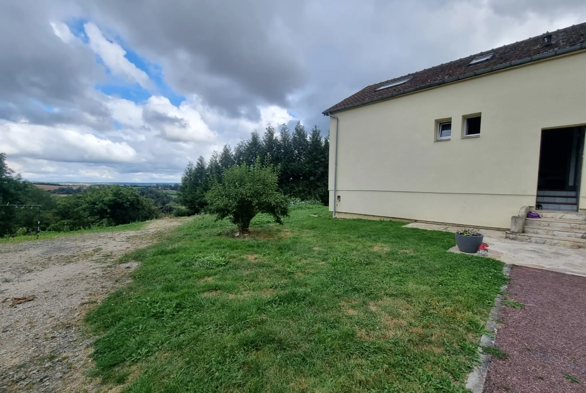 Maison de 90 m² avec grand terrain et double garage près de Le Mêle-Sur-Sarthe 