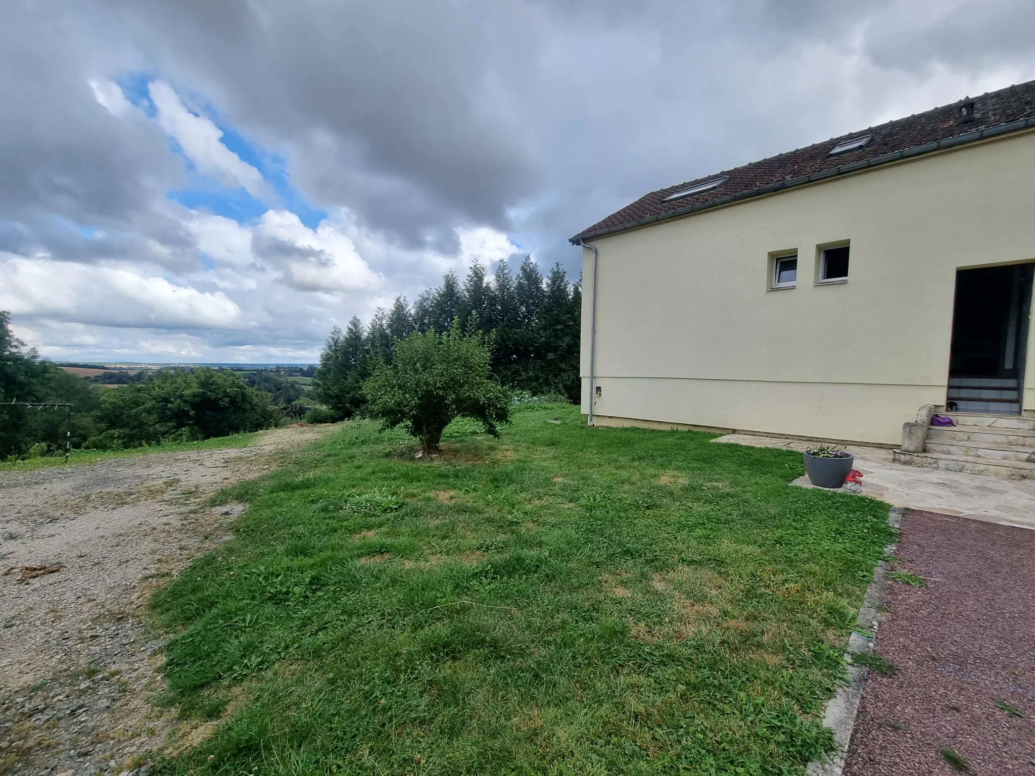 Maison de 90 m² avec grand terrain et double garage près de Le Mêle-Sur-Sarthe 