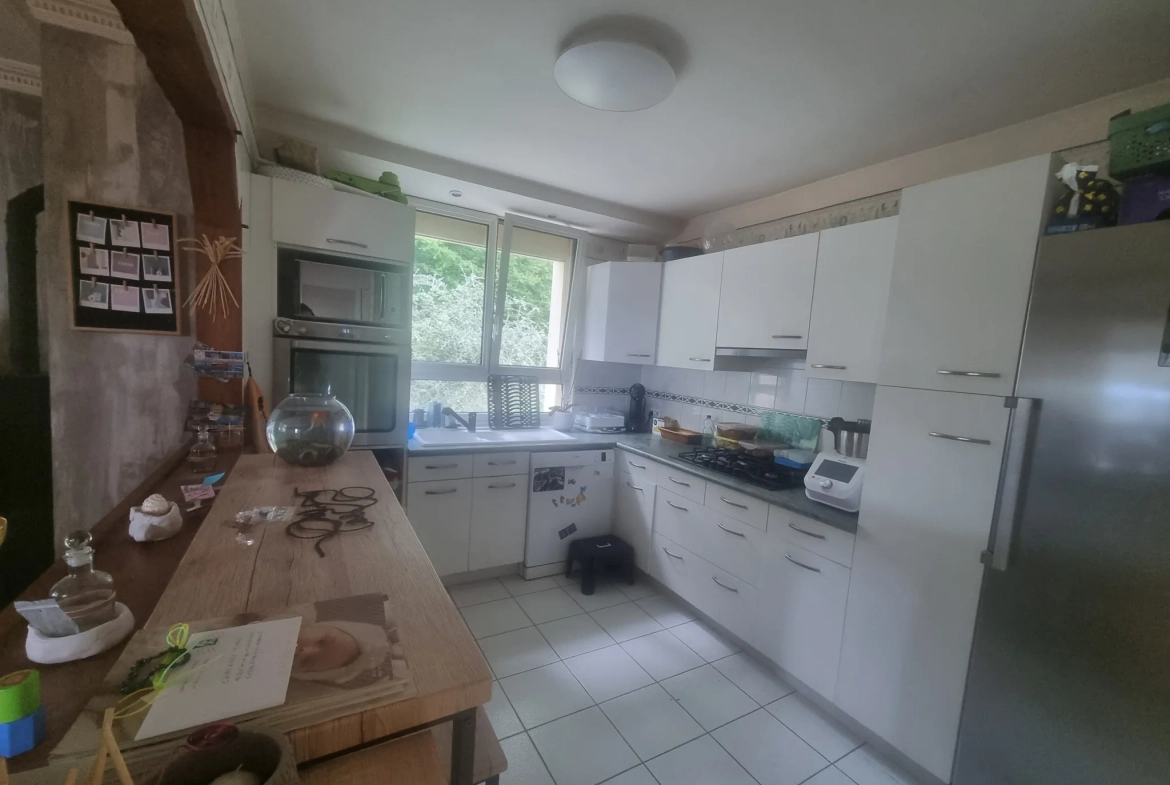 Maison de 90 m² avec grand terrain et double garage près de Le Mêle-Sur-Sarthe 