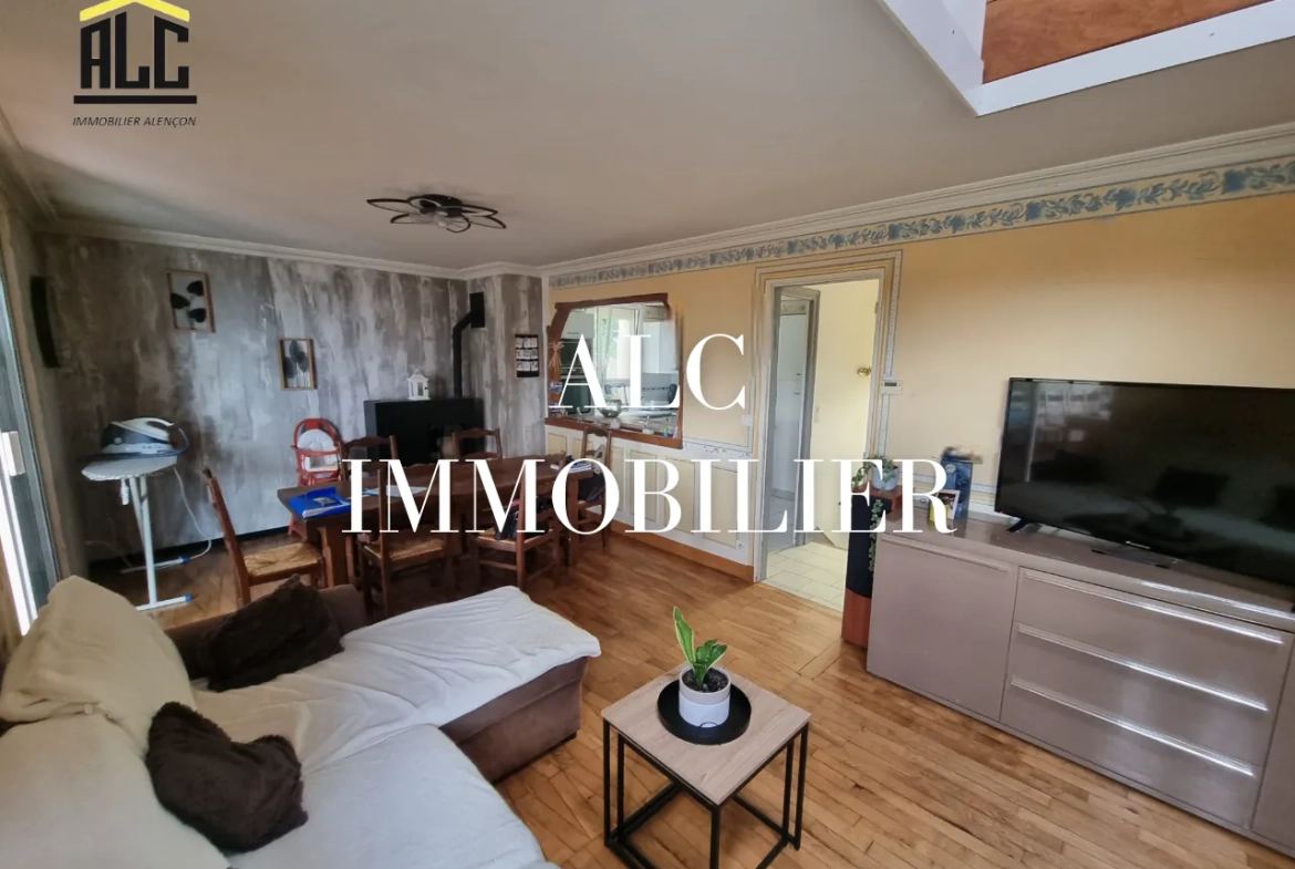Maison de 90 m² avec grand terrain et double garage près de Le Mêle-Sur-Sarthe 