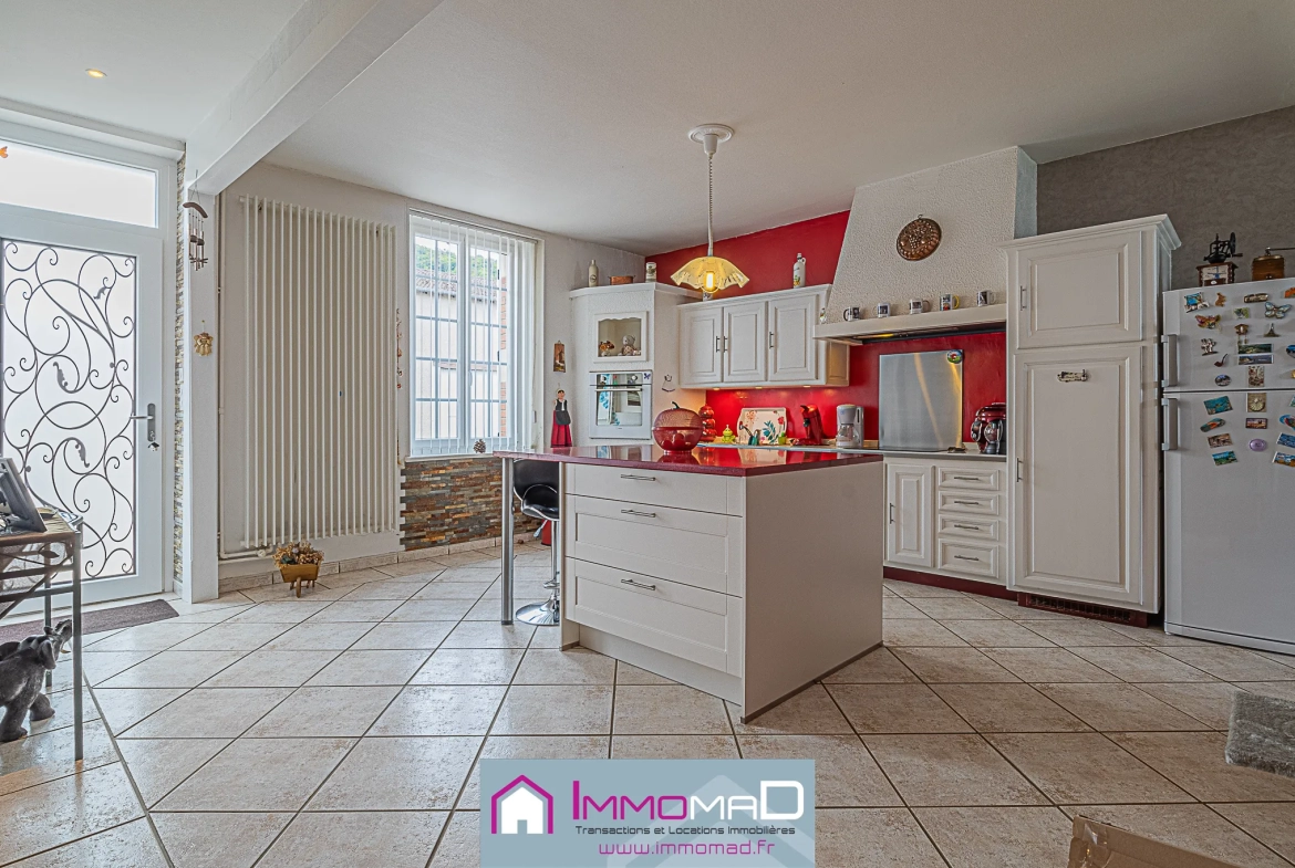 Maison spacieuse de 251 m² avec piscine, tennis et jardin à Thillot 