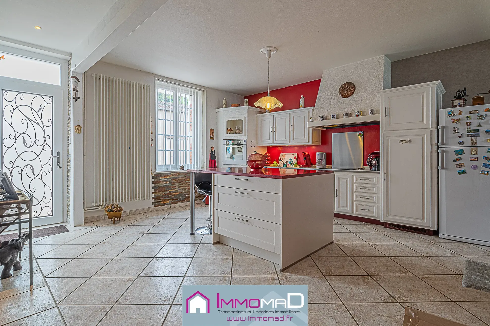 Maison spacieuse de 251 m² avec piscine, tennis et jardin à Thillot 