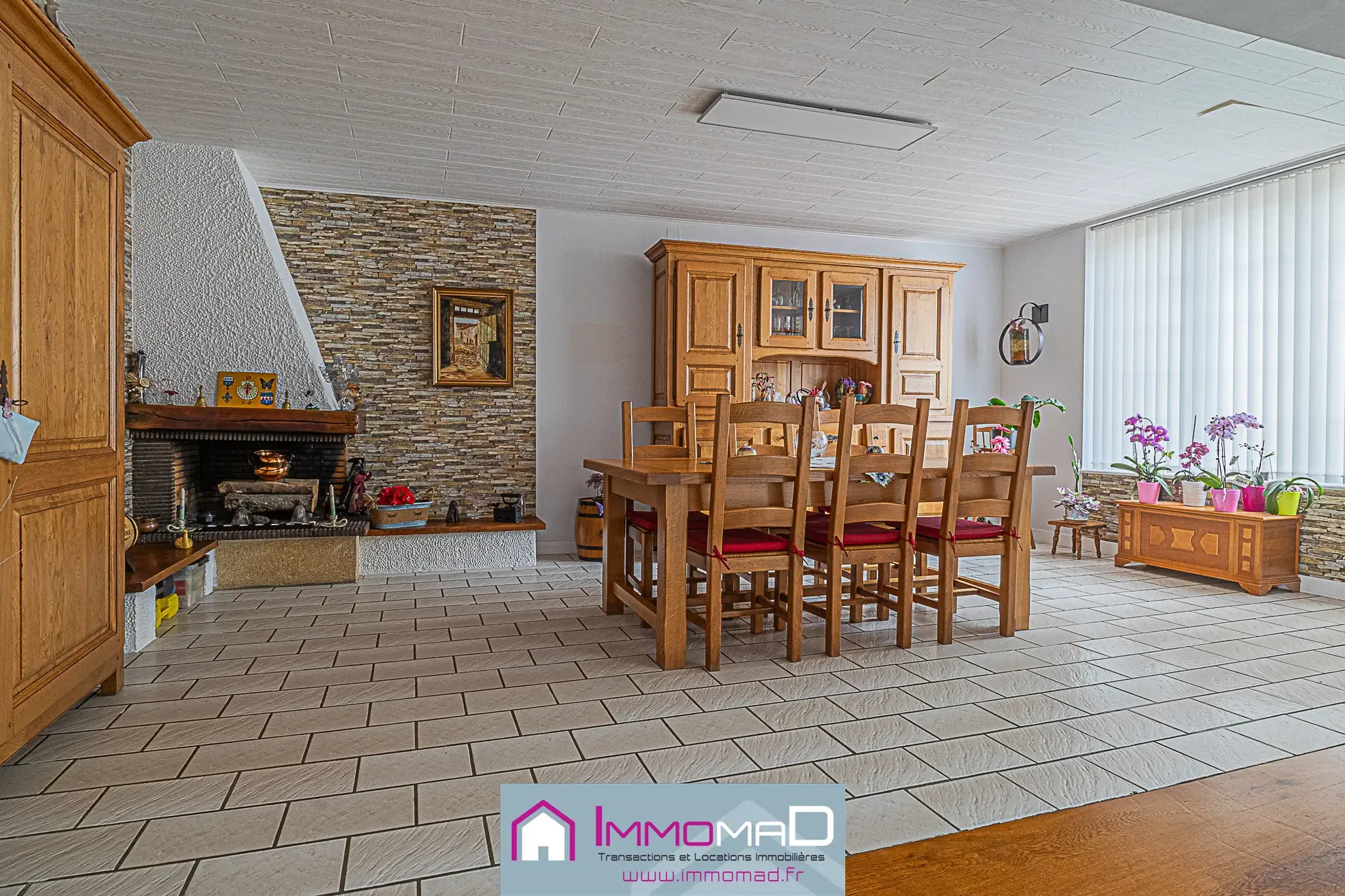Maison spacieuse de 251 m² avec piscine, tennis et jardin à Thillot 