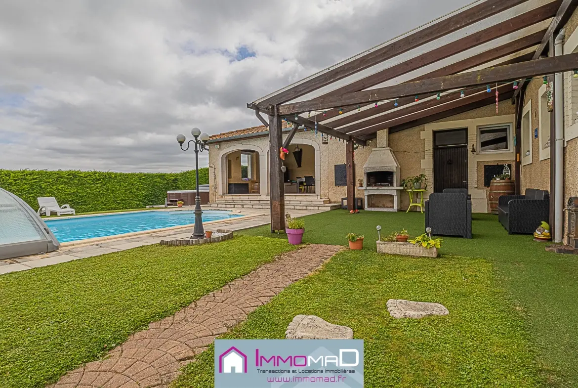 Maison spacieuse de 251 m² avec piscine, tennis et jardin à Thillot 