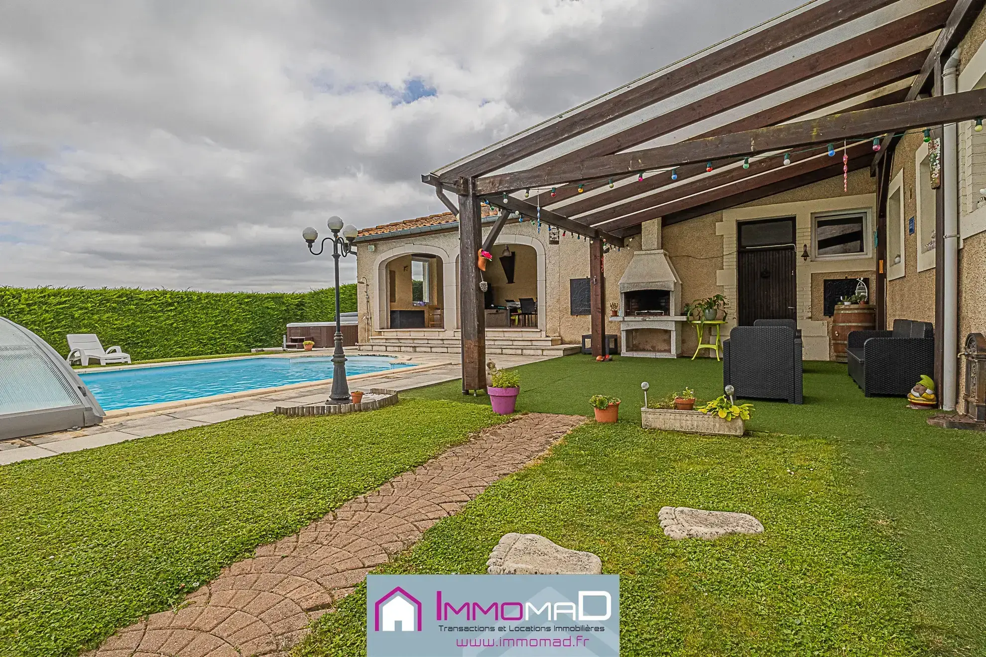 Maison spacieuse de 251 m² avec piscine, tennis et jardin à Thillot 