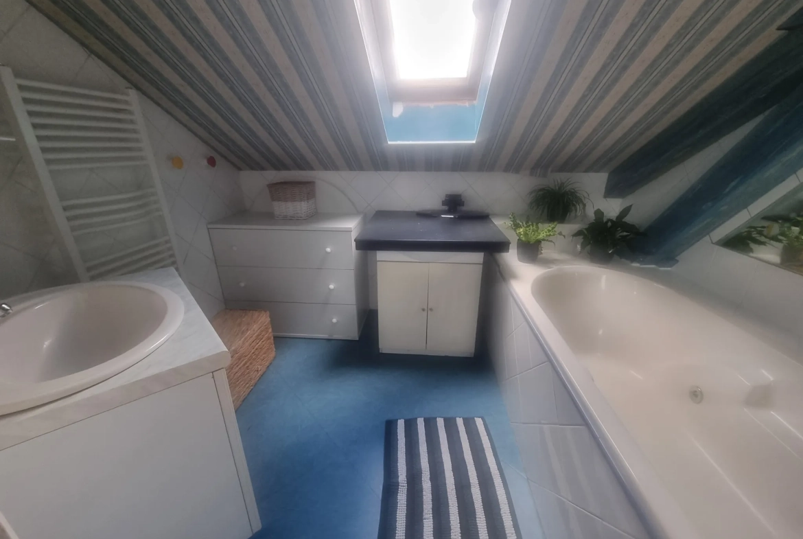Maison de 90 m² avec grand terrain et double garage près de Le Mêle-Sur-Sarthe 
