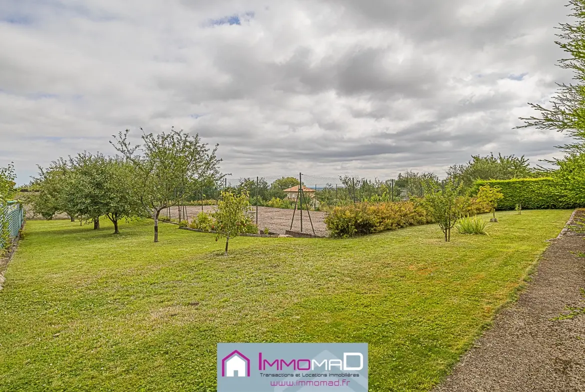 Maison spacieuse de 251 m² avec piscine, tennis et jardin à Thillot 