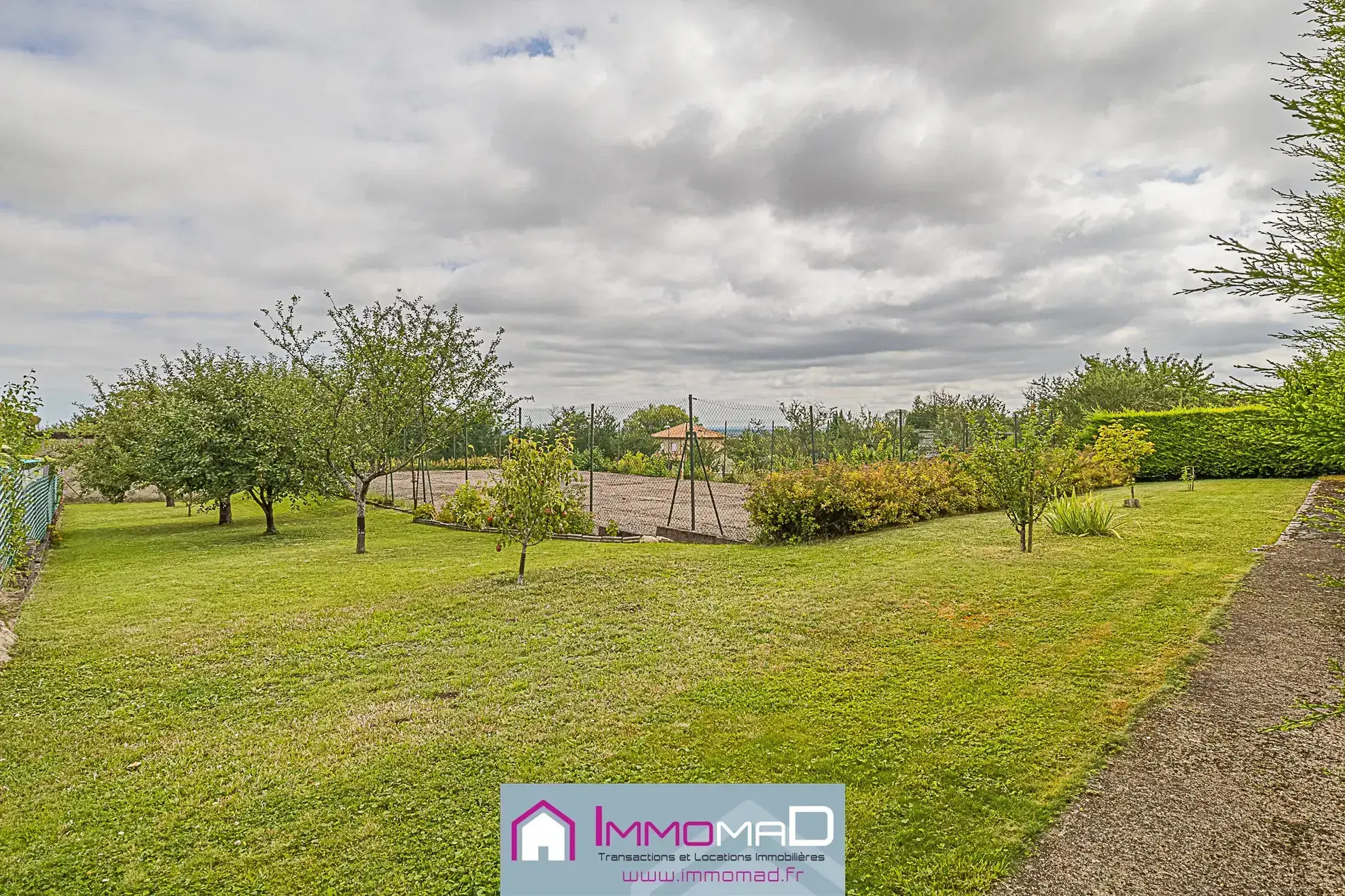Maison spacieuse de 251 m² avec piscine, tennis et jardin à Thillot 